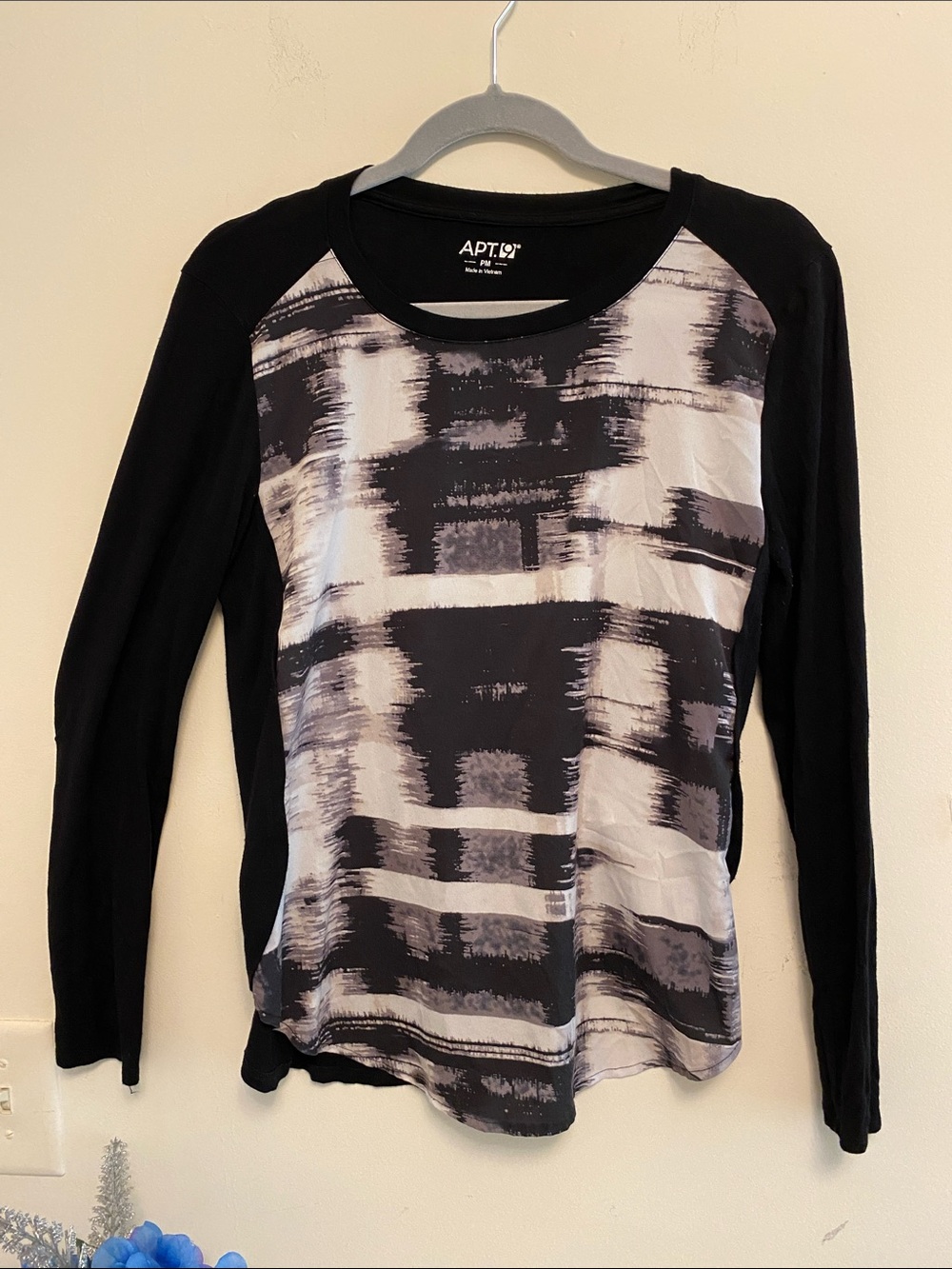 Apt. 9 Black and Gray Abstract Raglan Long Sleeve Top
